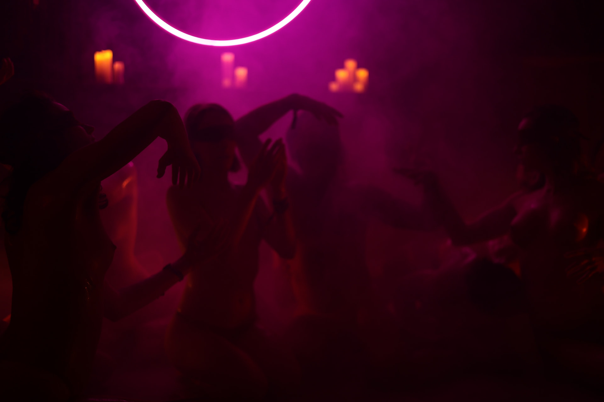 Danse dans la pénombre, lumière rose