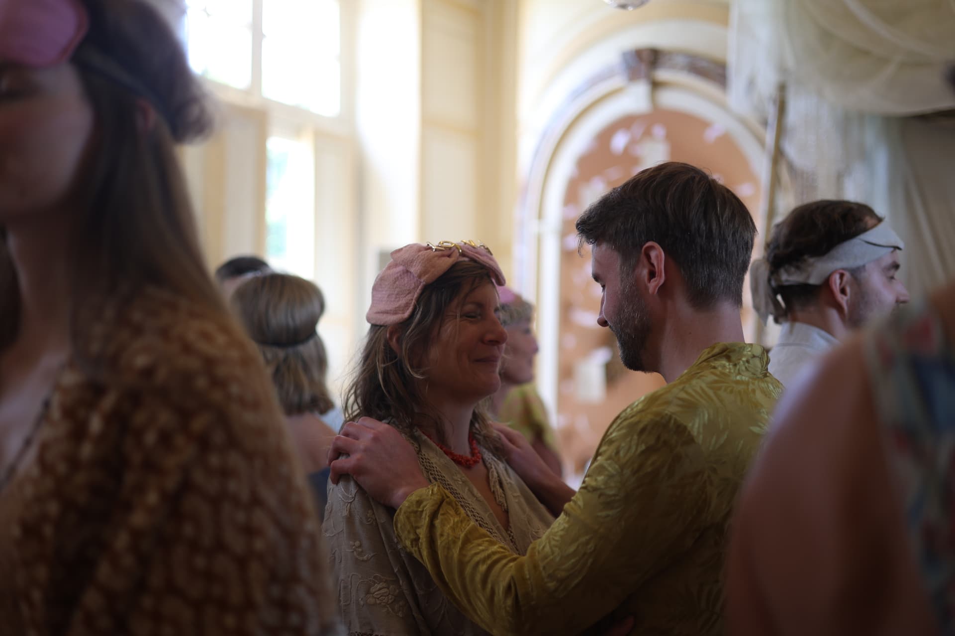 Étreinte et sourires pendant un bal costumé