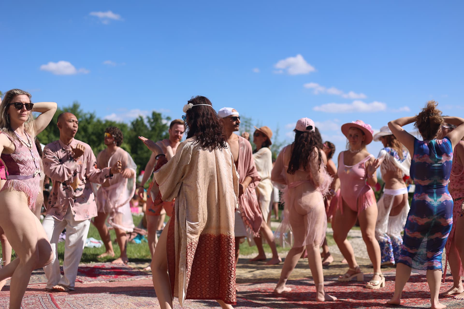 Danse en plein air sous le soleil, rassemblement festif