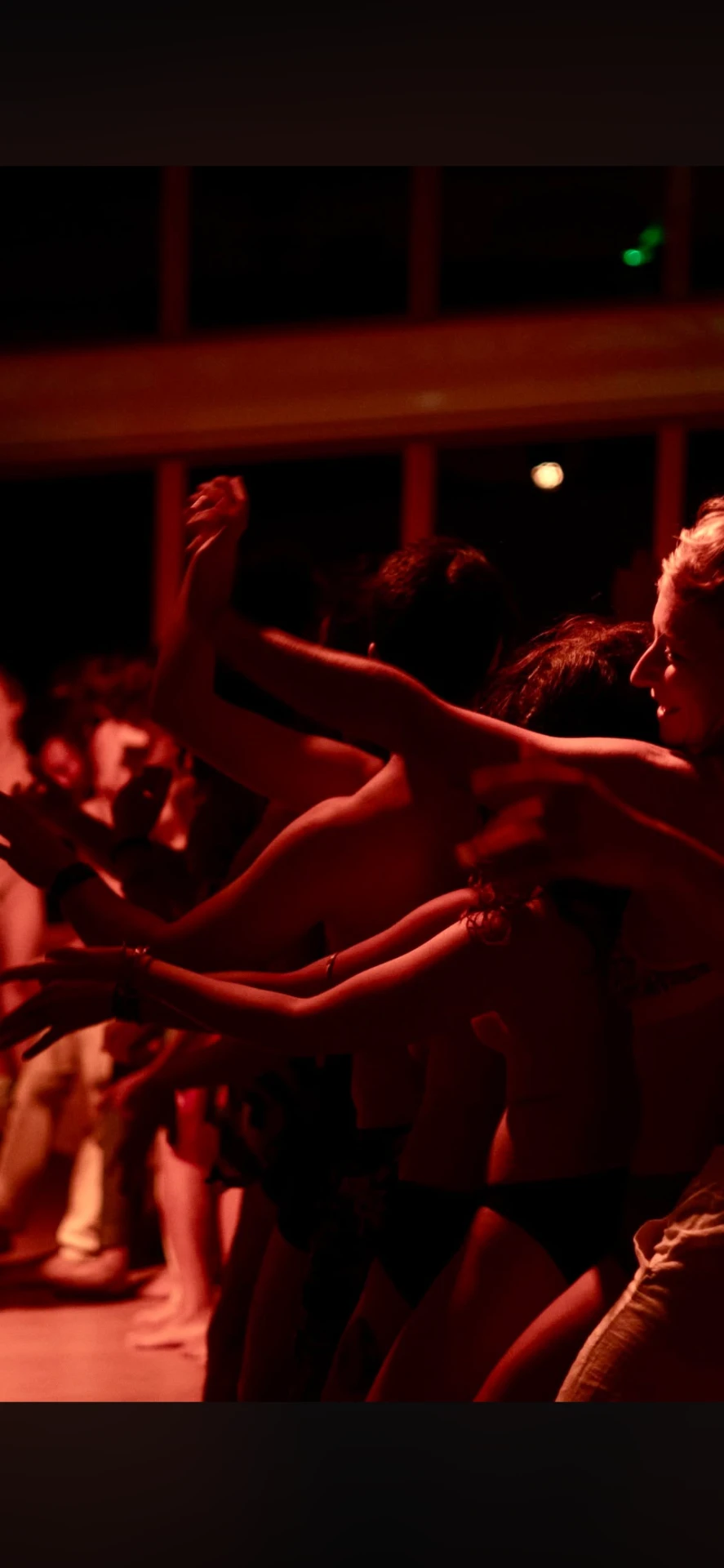 Corps en mouvement dans une lumière rouge