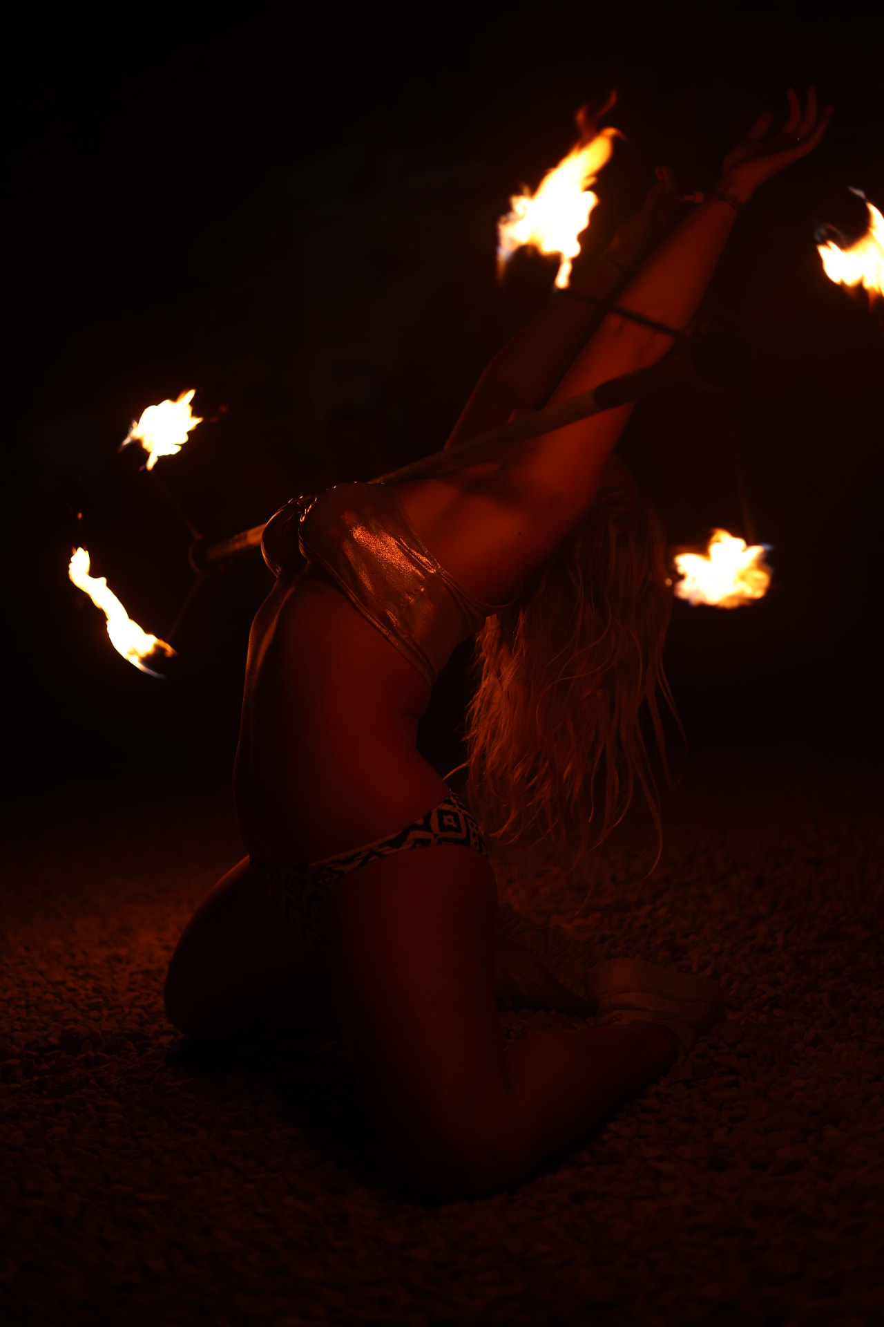 Danse du feu dans la nuit, lumière orangée