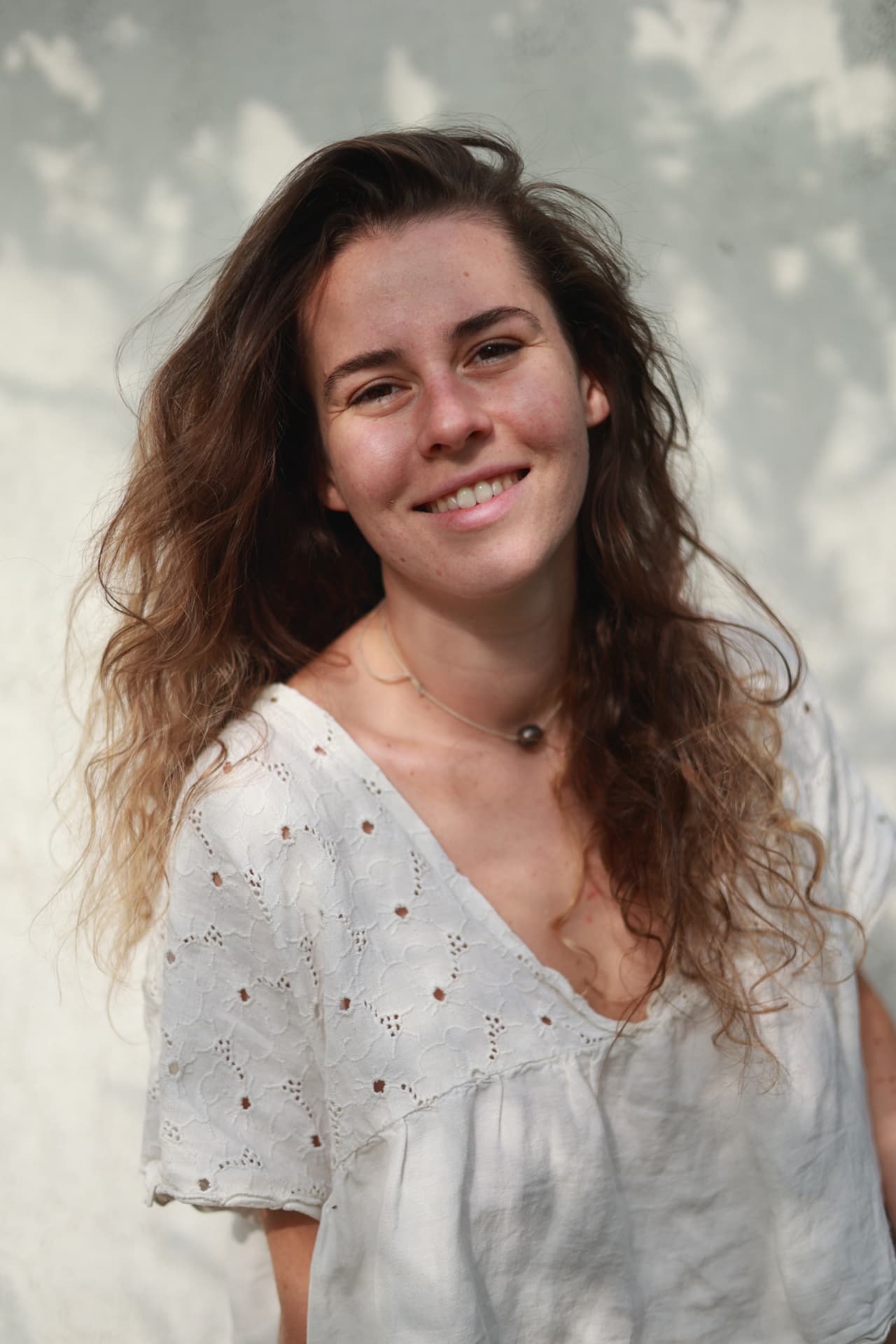 Fanny Jondreville souriante devant un mur clair