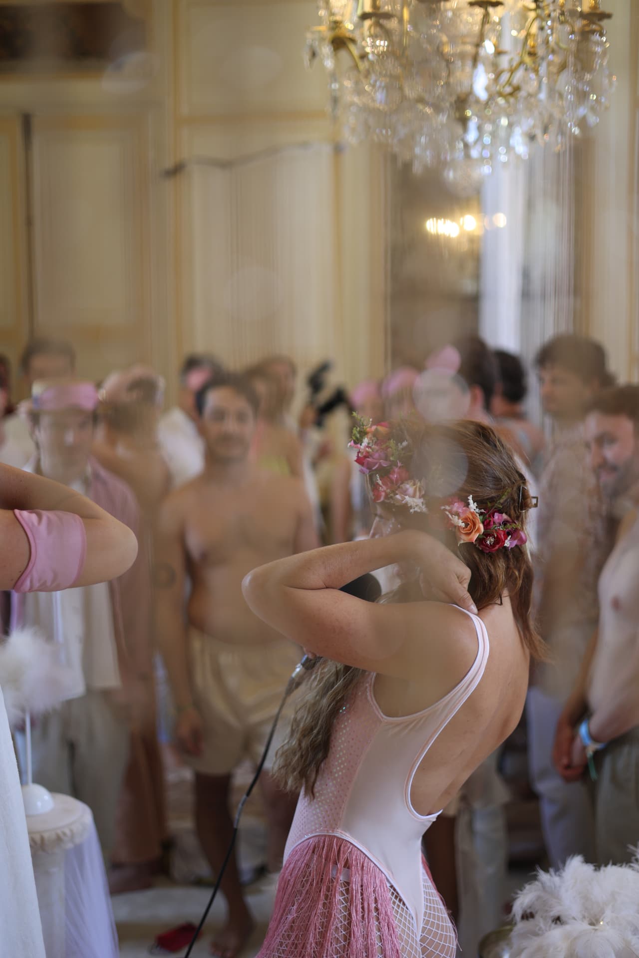 Moment de partage dans une salle dorée