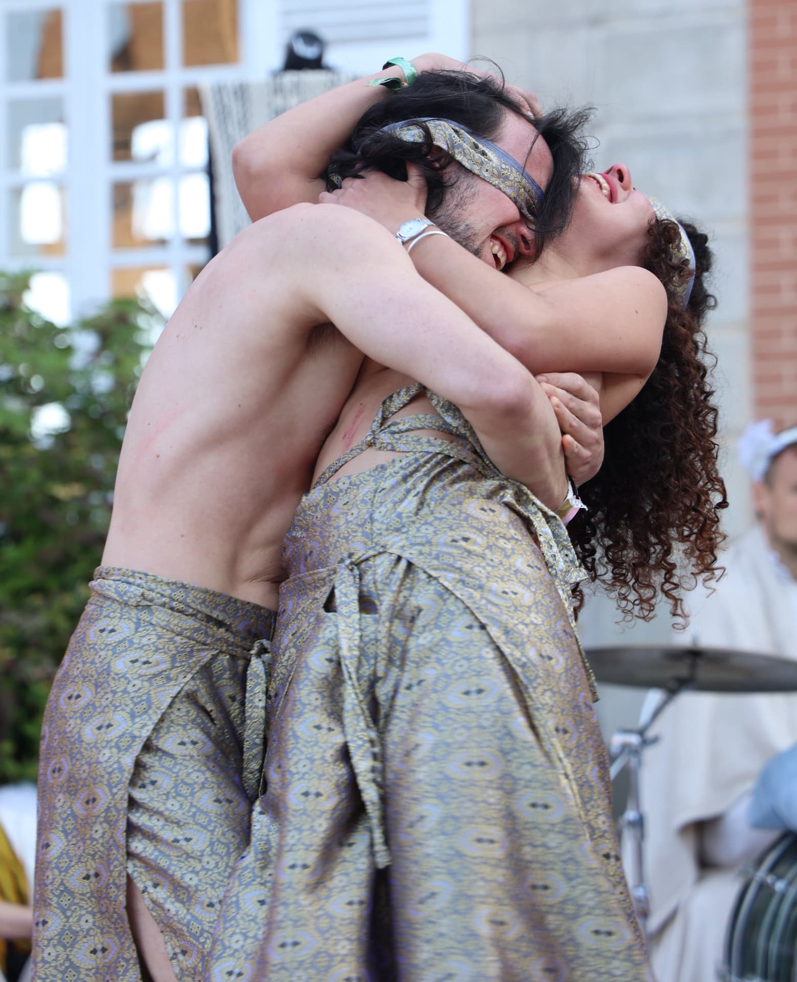 Duo enlacé, performance en extérieur